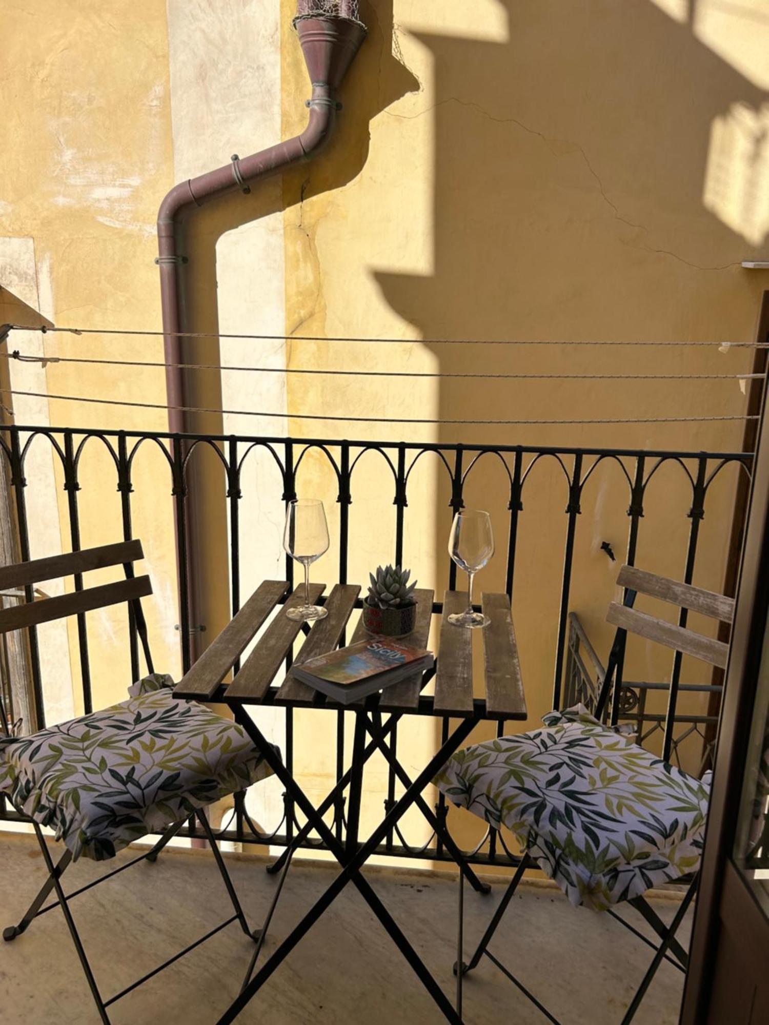 Sicilian Dream Apartments เชฟาลู ภายนอก รูปภาพ