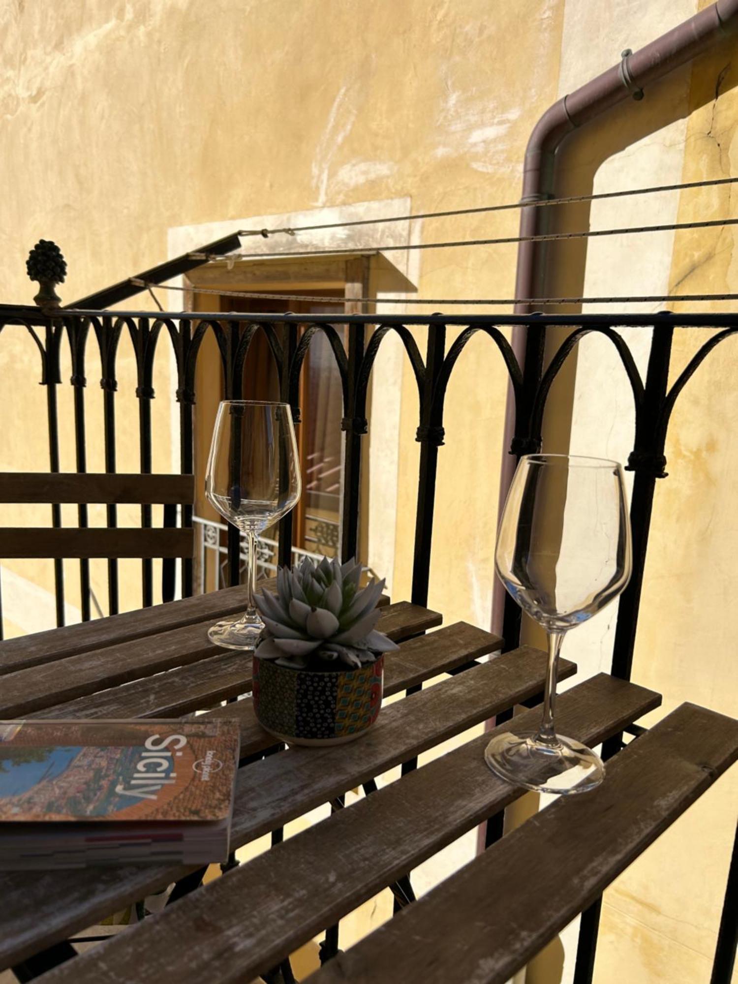 Sicilian Dream Apartments เชฟาลู ภายนอก รูปภาพ