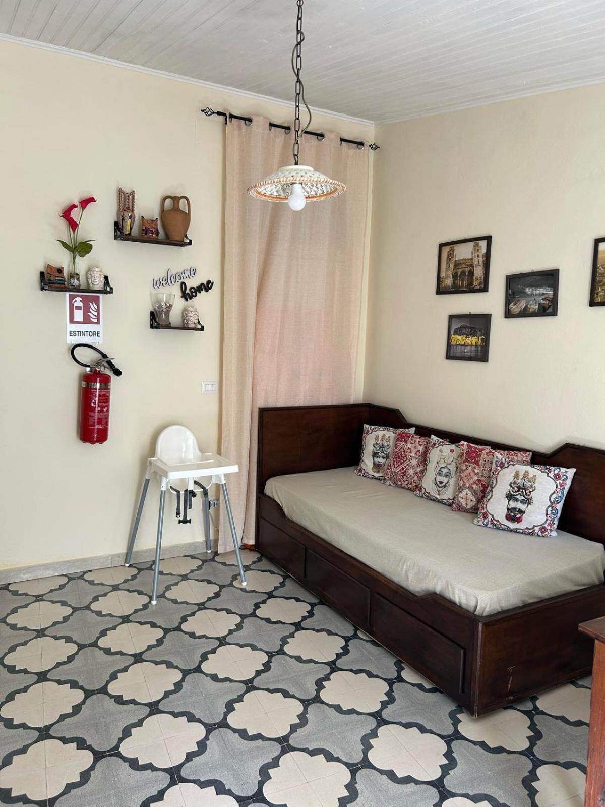Sicilian Dream Apartments เชฟาลู ภายนอก รูปภาพ